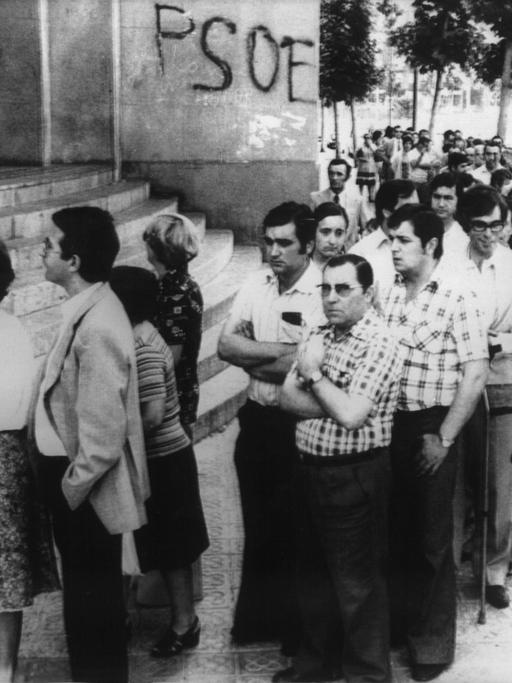 Eine lange Schlange bildete sich schon vor der Öffnung des Wahllokals in einem Arbeitervorort von Barcelona