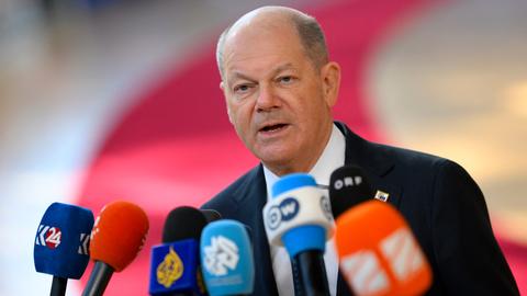 Bundeskanzler Olaf Scholz spricht vor dem Start des EU-Gipfels zu Pressevertretern.
