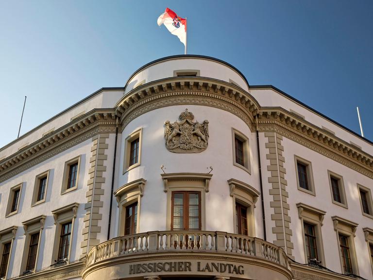 Hessischer Landtag mit Landesflagge im ehemaligen nassauischen Stadtschloss