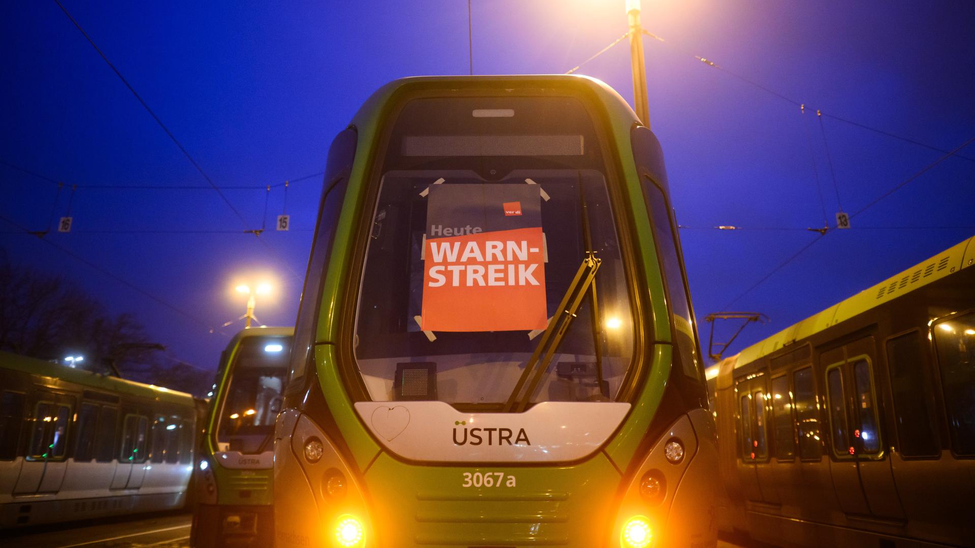 Stadtbahnen der hannoverschen Verkehrsbetrieben "Üstra" stehen während eines Warnstreiks auf dem Betriebshof Glocksee. Auf der Frontscheibe einer Bahn klebt ein Plakat: "Heute: Warnstreik".