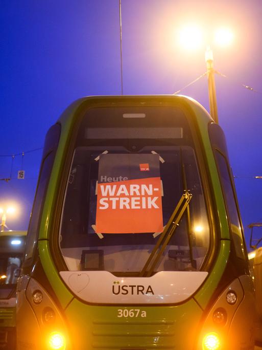 Stadtbahnen der hannoverschen Verkehrsbetrieben "Üstra" stehen während eines Warnstreiks auf dem Betriebshof Glocksee. Auf der Frontscheibe einer Bahn klebt ein Plakat: "Heute: Warnstreik".