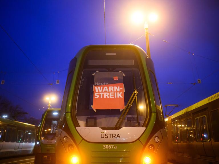 Stadtbahnen der hannoverschen Verkehrsbetrieben "Üstra" stehen während eines Warnstreiks auf dem Betriebshof Glocksee. Auf der Frontscheibe einer Bahn klebt ein Plakat: "Heute: Warnstreik".