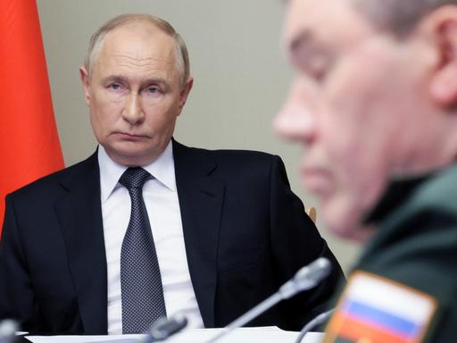 Russlands Präsident Wladimir Putin bei einem Treffen mit hochrangigen Sicherheits- und Verteidigungsbeamten zur Situation in Kursk 