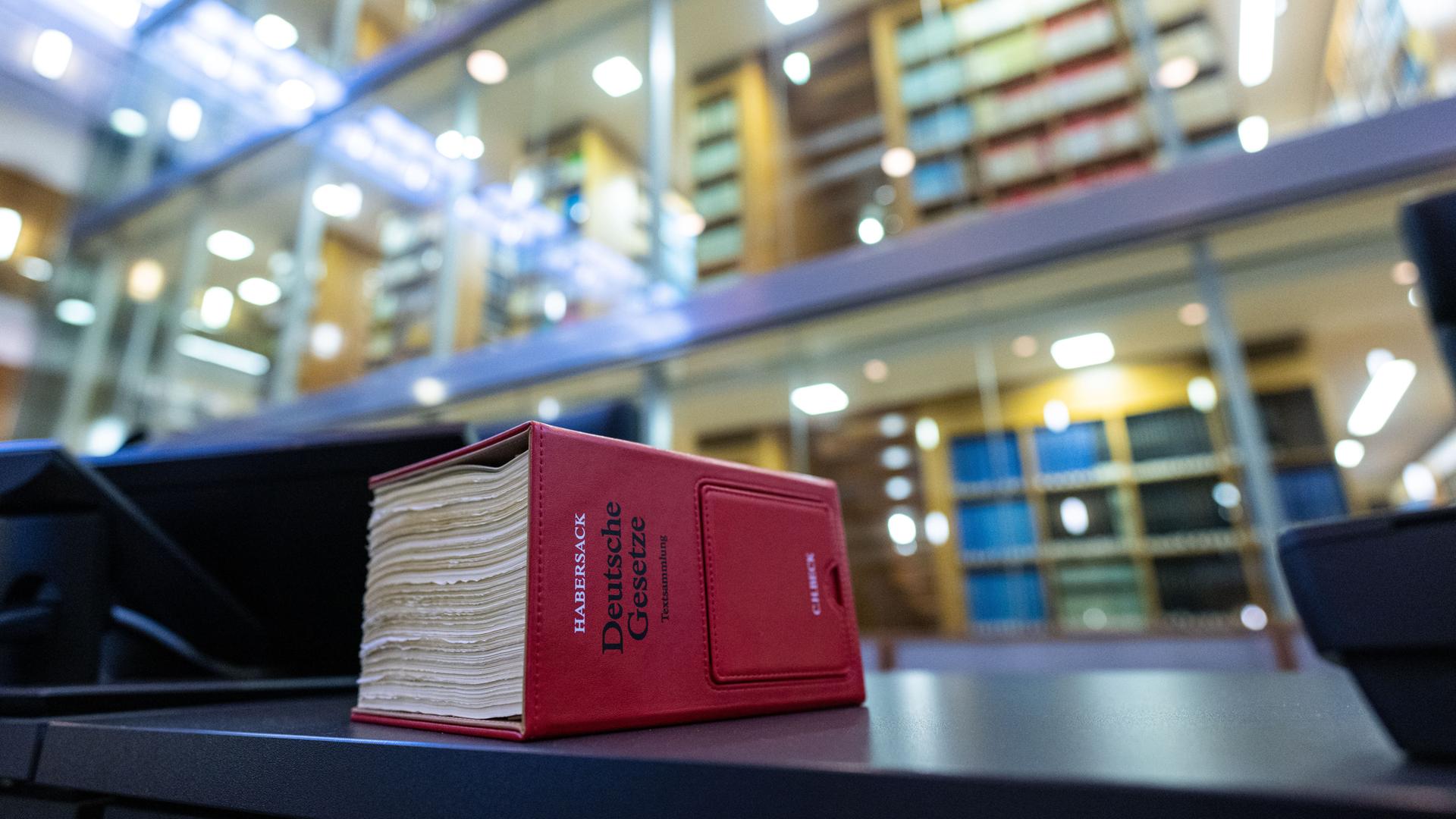Während des Berufungsverfahrens um den Streit der Einstufung der AfD durch den Verfassungsschutz im März in Münster liegt ein Gesetzbuch auf dem Richtertisch. 