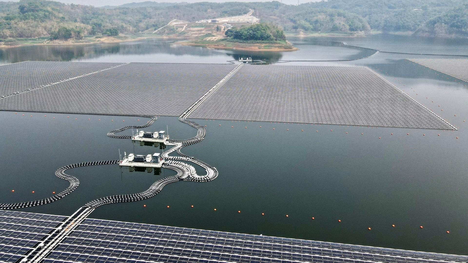 Blick über einen riesigen schwimmenden Solarpark.