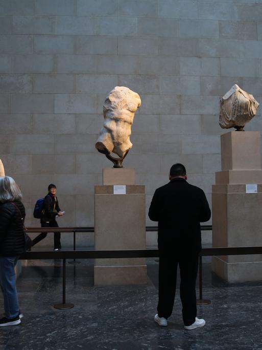 Besucher betrachten die Elgin-Skulpturen, auch bekannt als die Parthenon-Skulpturen, im British Museum in London