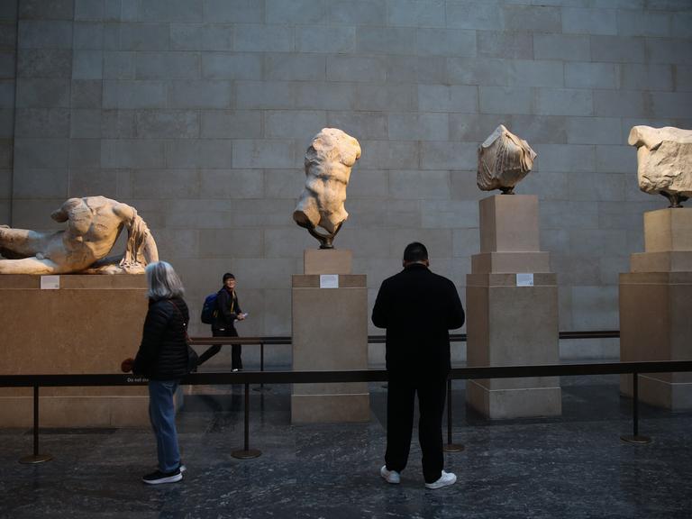 Besucher betrachten die Elgin-Skulpturen, auch bekannt als die Parthenon-Skulpturen, im British Museum in London