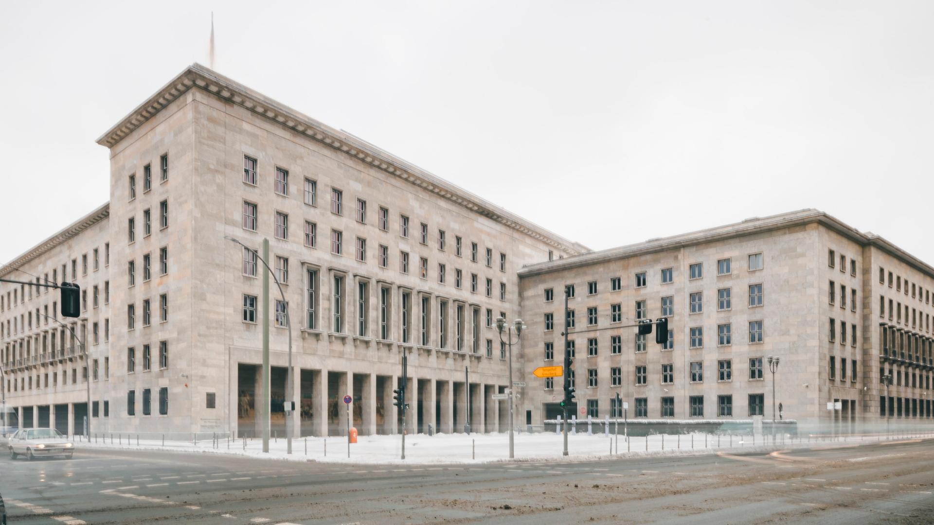 Schnee vor dem Bundesfinanzministerium in Berlin