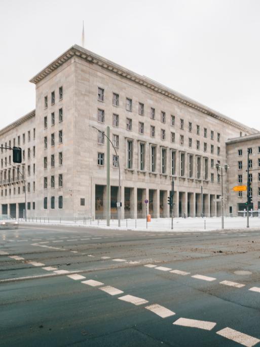 Schnee vor dem Bundesfinanzministerium in Berlin