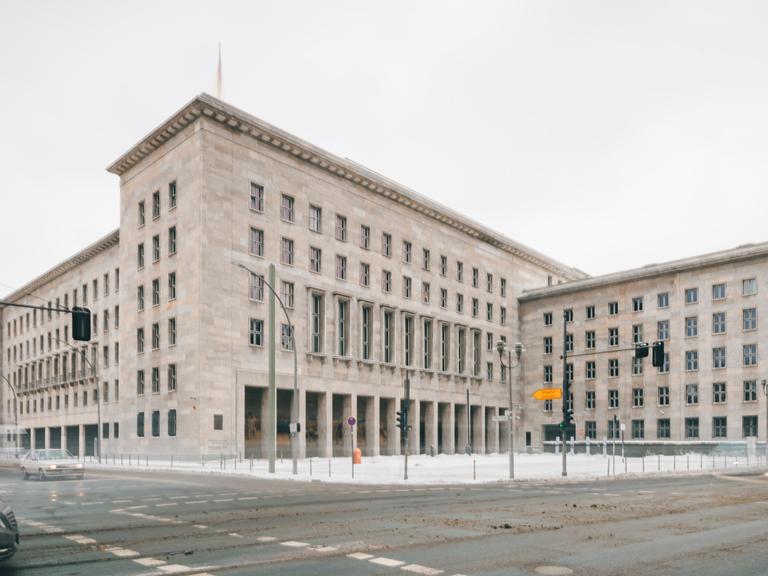Schnee vor dem Bundesfinanzministerium in Berlin