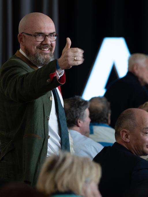 Hans-Thomas Tillschneider ist Landtagsabgeordneter der AfD Sachsen-Anhalt. Der bärtige Mann mit Glatze in tannengrünem Jacket macht das Daumen-hoch-Zeichen und grinst auf dem Landesparteitag in Weißandt-Gölzau am 22. April 2023.