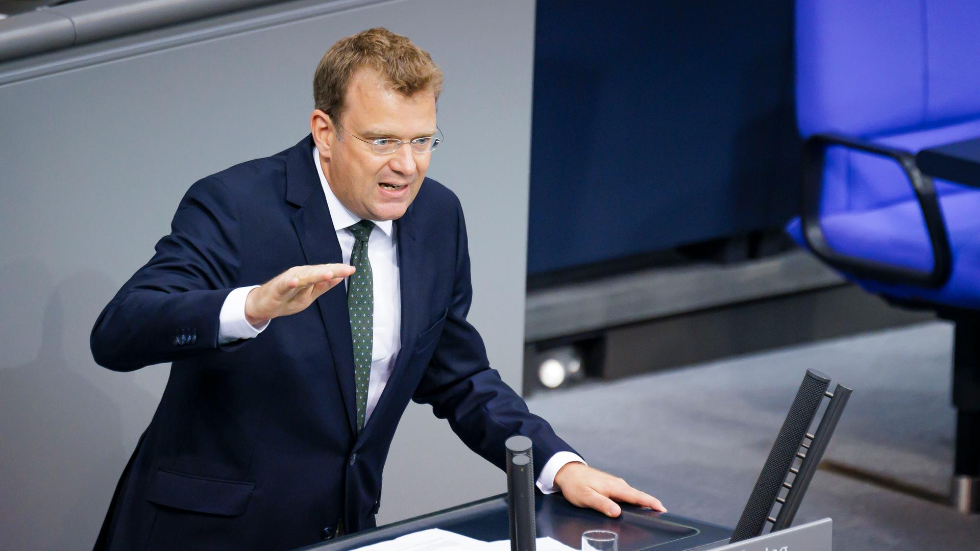 Reinhard Brandl, MdB, CDU/CSU, spricht im Bundestag und gestikuliert mit der rechten Hand. Reinhard Brandl, MdB, CDU/CSU, spricht im Bundestag und gestikuliert mit der rechten Hand.