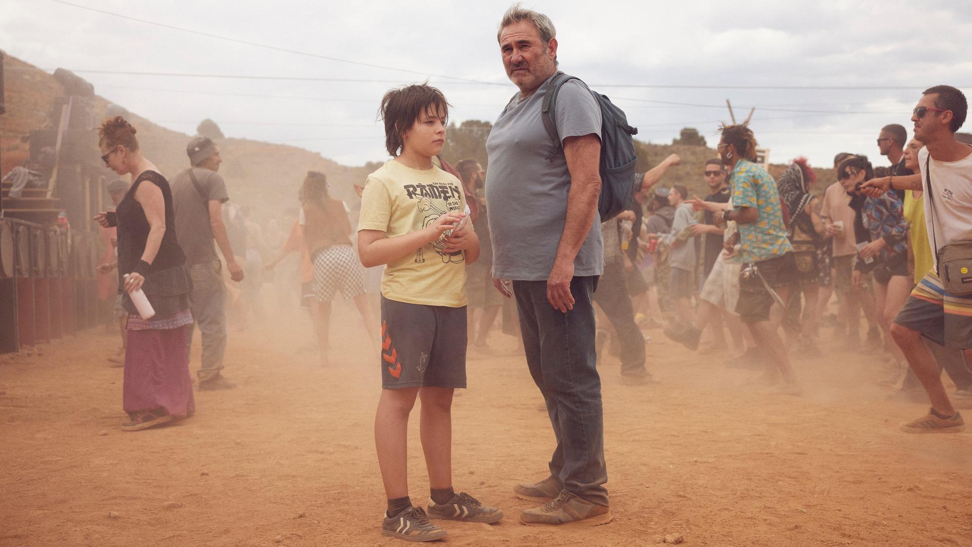 Filmszene mit Luis (Sergi Lopéz, r.), der sich mit seinem Sohn Estéban (Bruno Núñez) auf die Suche nach seiner Tochter macht. 
