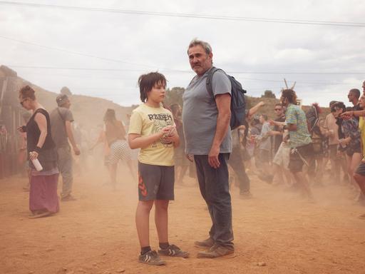Filmszene mit Luis (Sergi Lopéz, r.), der sich mit seinem Sohn Estéban (Bruno Núñez) auf die Suche nach seiner Tochter macht. 