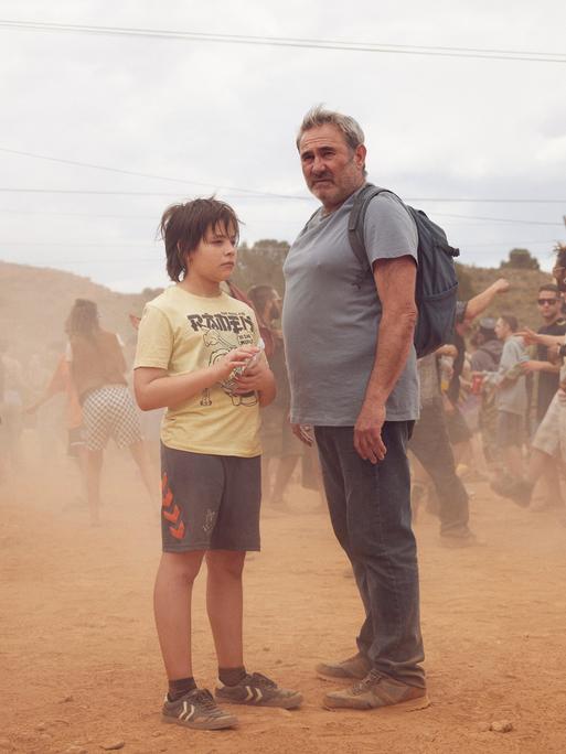 Filmszene mit Luis (Sergi Lopéz, r.), der sich mit seinem Sohn Estéban (Bruno Núñez) auf die Suche nach seiner Tochter macht. 
