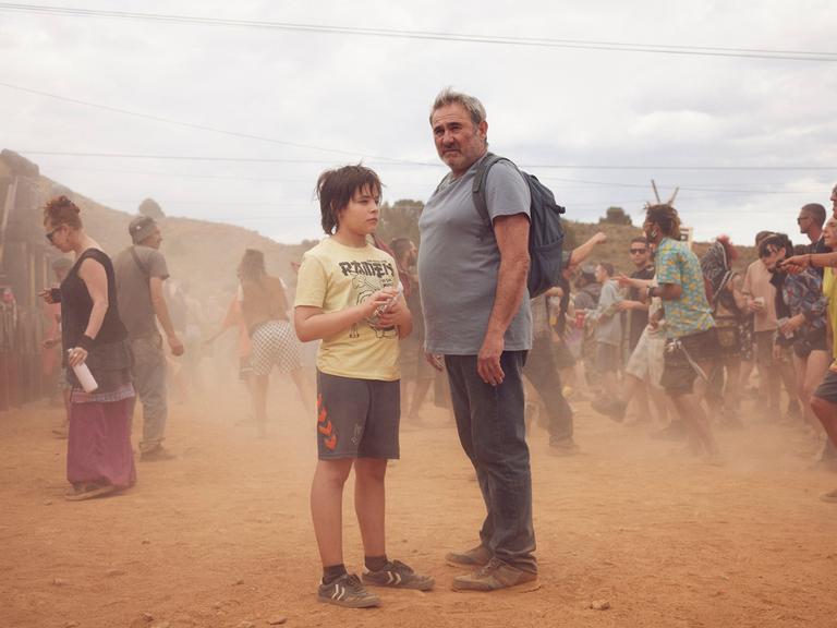 Filmszene mit Luis (Sergi Lopéz, r.), der sich mit seinem Sohn Estéban (Bruno Núñez) auf die Suche nach seiner Tochter macht. 