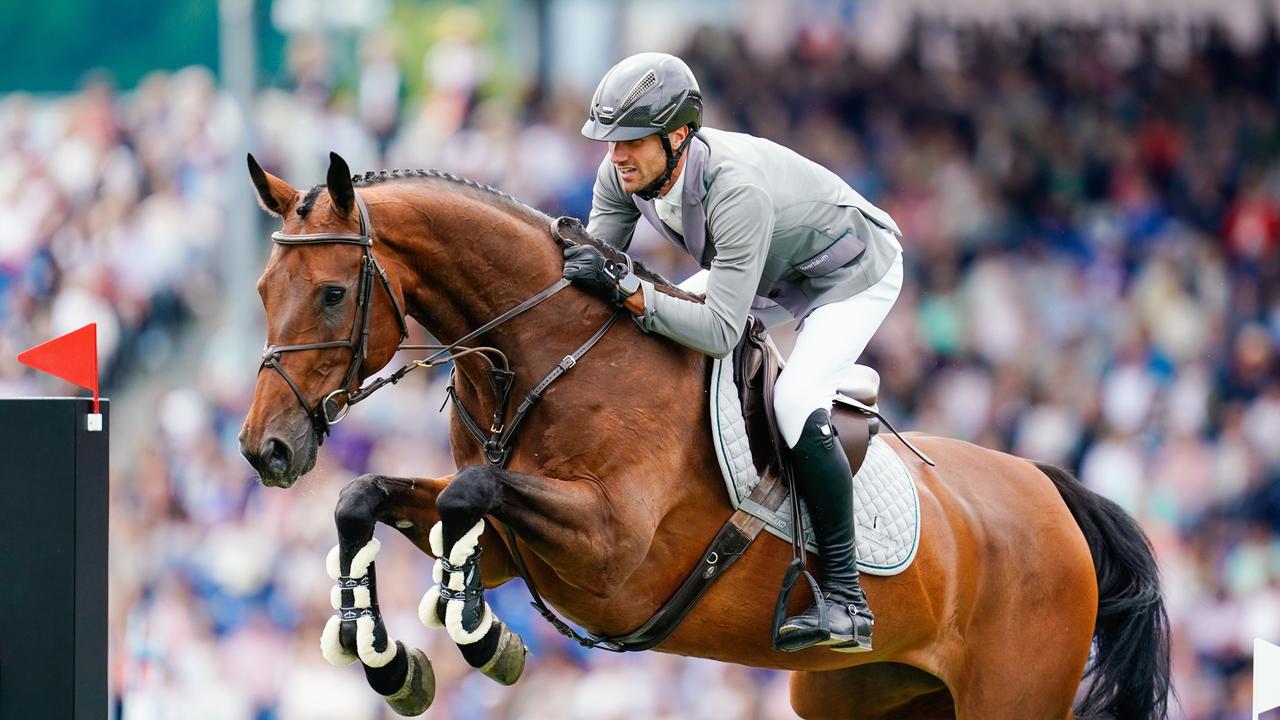 Der deutsche Springreiter Christian Kukuk auf dem Pferd Just Be Gentle während eines Turniers.