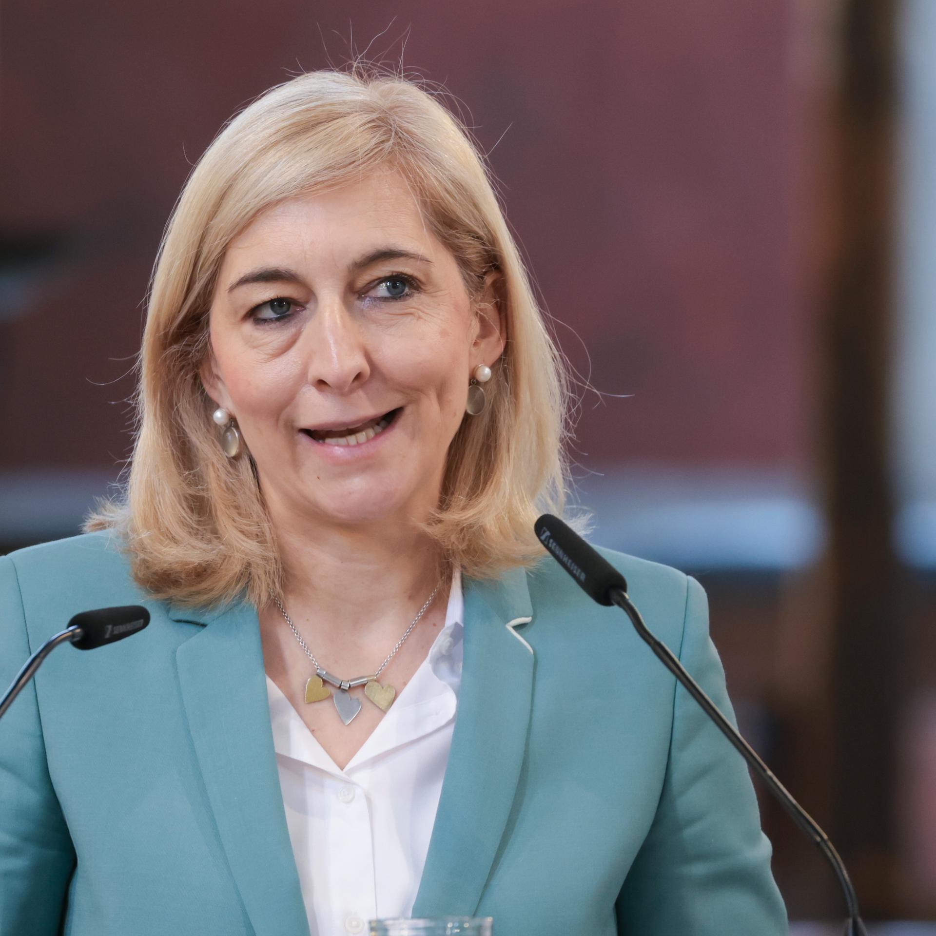 Nina Warken (CDU), Bundesministerin für Gesundheit, spricht zur Eröffnung des 129. Deutschen Ärztetages in der Nikolairche. Zur jährlichen Hauptversammlung entsenden die 17 deutschen Ärztekammern 250 Abgeordnete. 