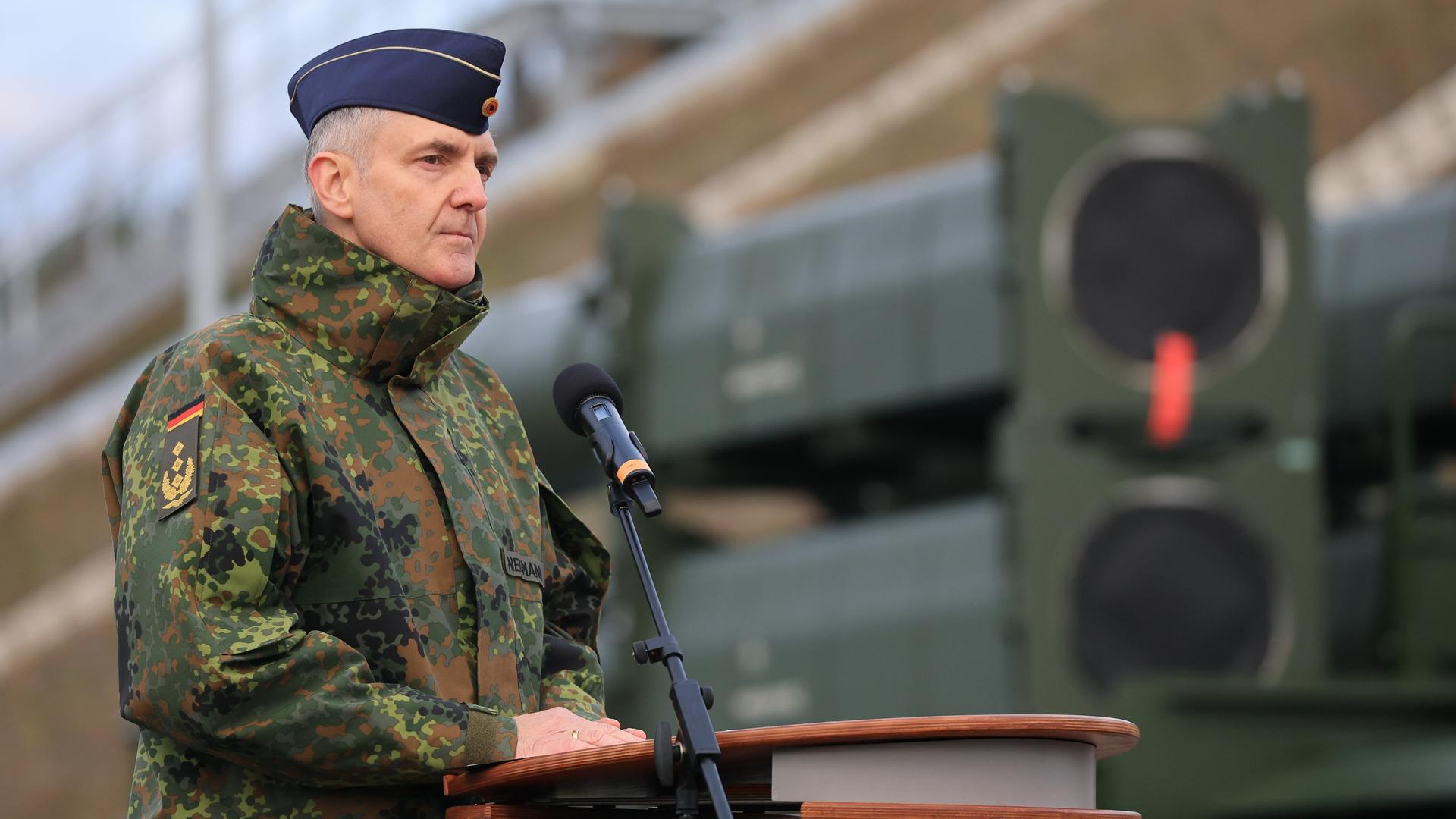 Generalleutnant Holger Neumann, Inspekteur der Luftwaffe, spricht vor dem Startgerät des neuen Raketenabwehrsystems Arrow 3 vor dem Radom in der Annaburger Heide. 