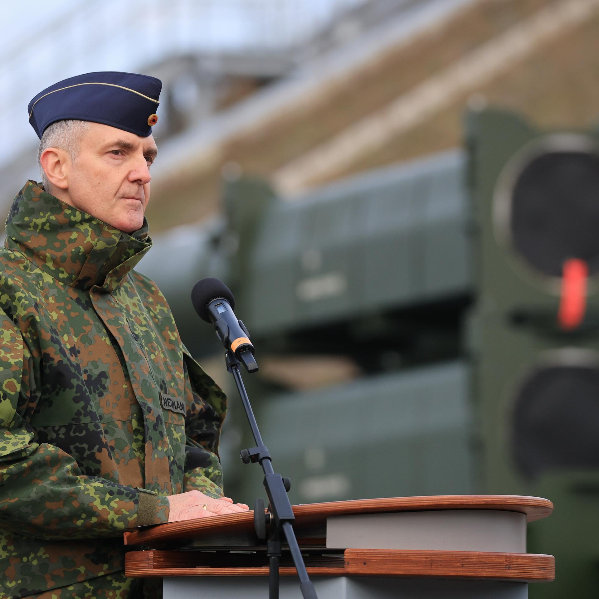 Generalleutnant Holger Neumann, Inspekteur der Luftwaffe, spricht vor dem Startgerät des neuen Raketenabwehrsystems Arrow 3 vor dem Radom in der Annaburger Heide.