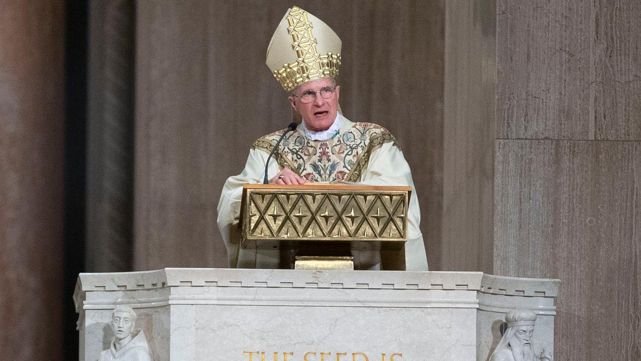 Bischof Timothy P. Broglio hält eine Predigt.