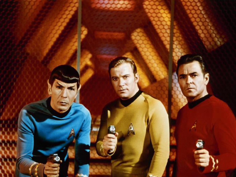 Mr. Spock, Captain James T. Kirk und Scotty (Leonard Nimoy, William Shatner, James Doohan) tragen ihre Raumschiffanzüge aus der Fernsehserie "Star Trek" und halten Waffen in den Händen. Mr. Spock, Captain James T. Kirk und Scotty (Leonard Nimoy, William Shatner, James Doohan) tragen ihre Raumschiffanzüge aus der Fernsehserie "Star Trek" und halten Waffen in den Händen.