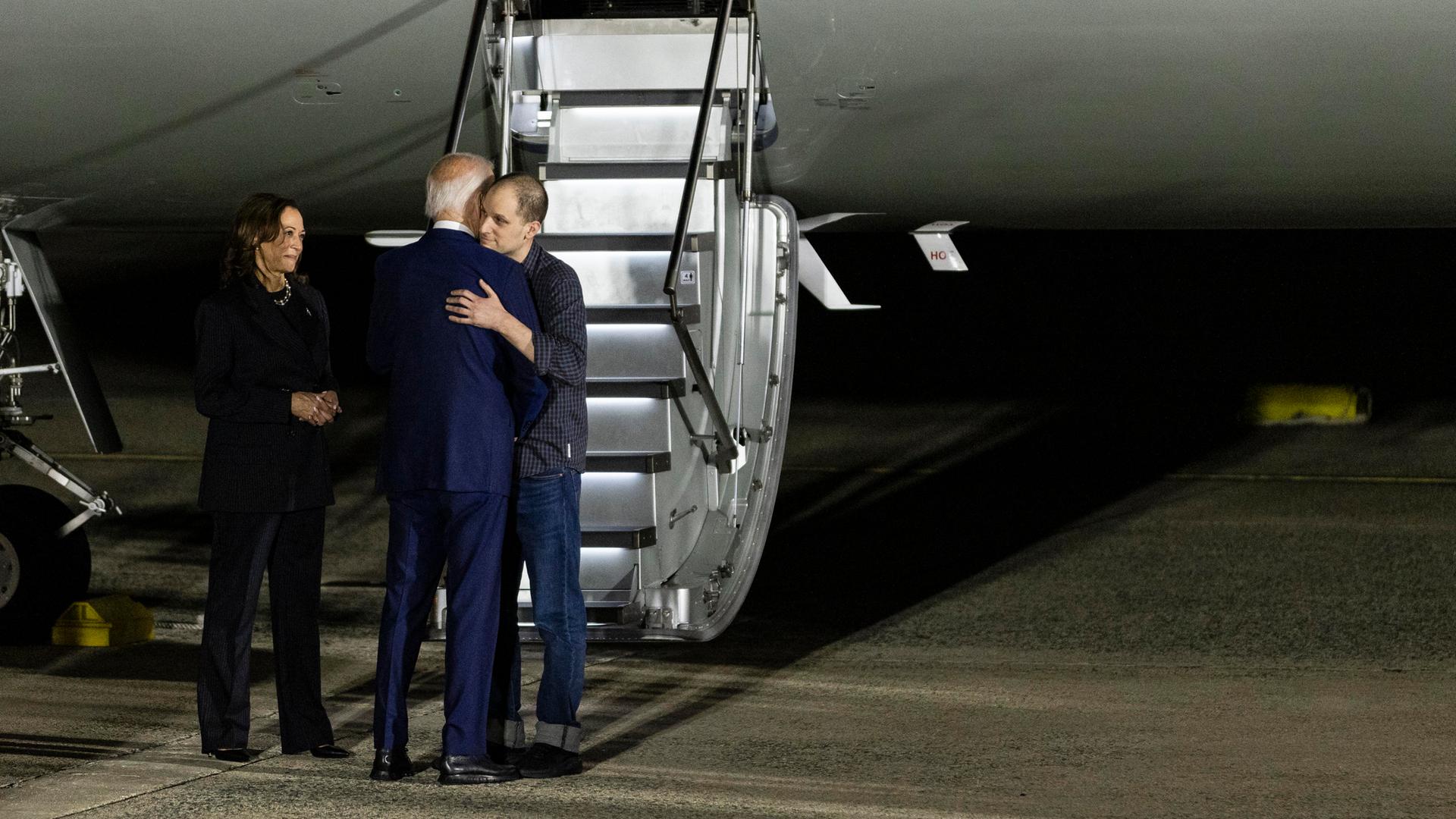 Evan Gershkovich, der von der russischen Regierung gefangen gehaltene Reporter, wird von Präsident Biden und Vizepräsidentin Harris bei seiner Ankunft auf der Joint Base Andrews am 1. August 2024 in Maryland begrüßt. (Foto: Samuel Corum/Sipa USA)