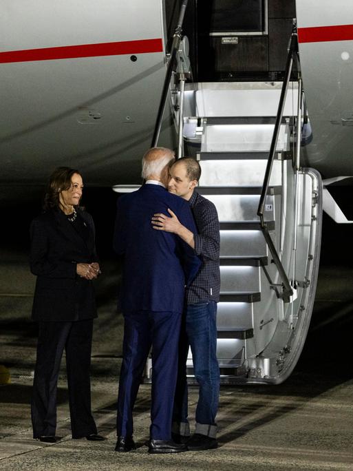 Evan Gershkovich, der von der russischen Regierung gefangen gehaltene Reporter, wird von Präsident Biden und Vizepräsidentin Harris bei seiner Ankunft auf der Joint Base Andrews am 1. August 2024 in Maryland begrüßt. (Foto: Samuel Corum/Sipa USA)