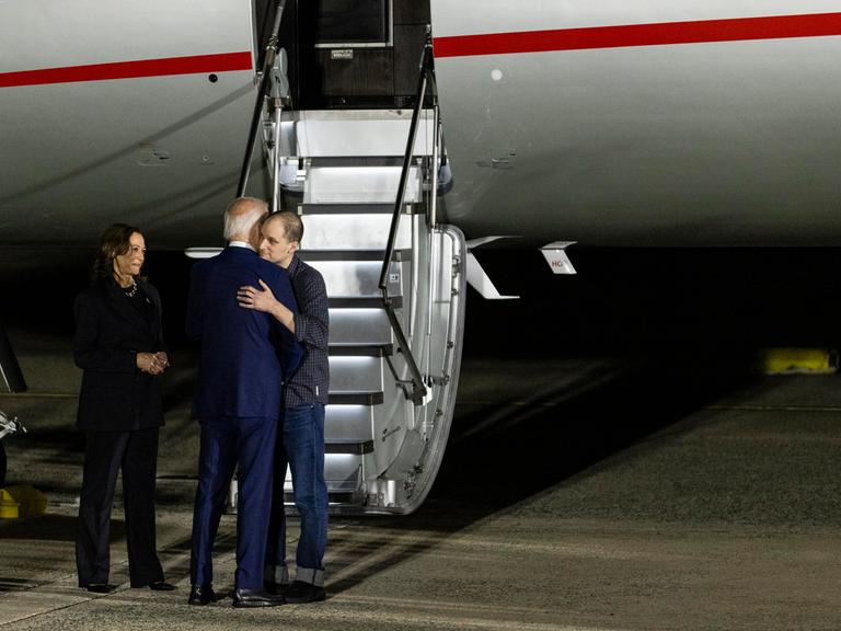 Evan Gershkovich, der von der russischen Regierung gefangen gehaltene Reporter, wird von Präsident Biden und Vizepräsidentin Harris bei seiner Ankunft auf der Joint Base Andrews am 1. August 2024 in Maryland begrüßt. (Foto: Samuel Corum/Sipa USA)