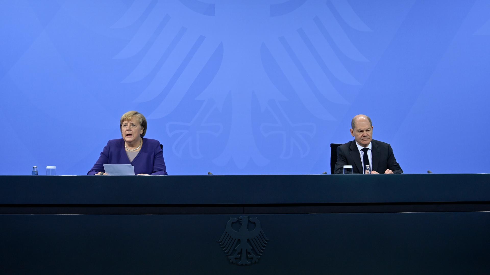 Bund-Ländertreffen zur Corona-Pandemie: Angela Merkel und Olaf Scholz sitzen in der Bundespressekonferenz nebeneinander.