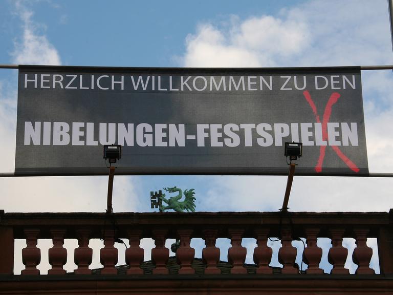Auf einem Banner über einem Dach steht "Willkommen zu den Niebelungen-Festspielen"