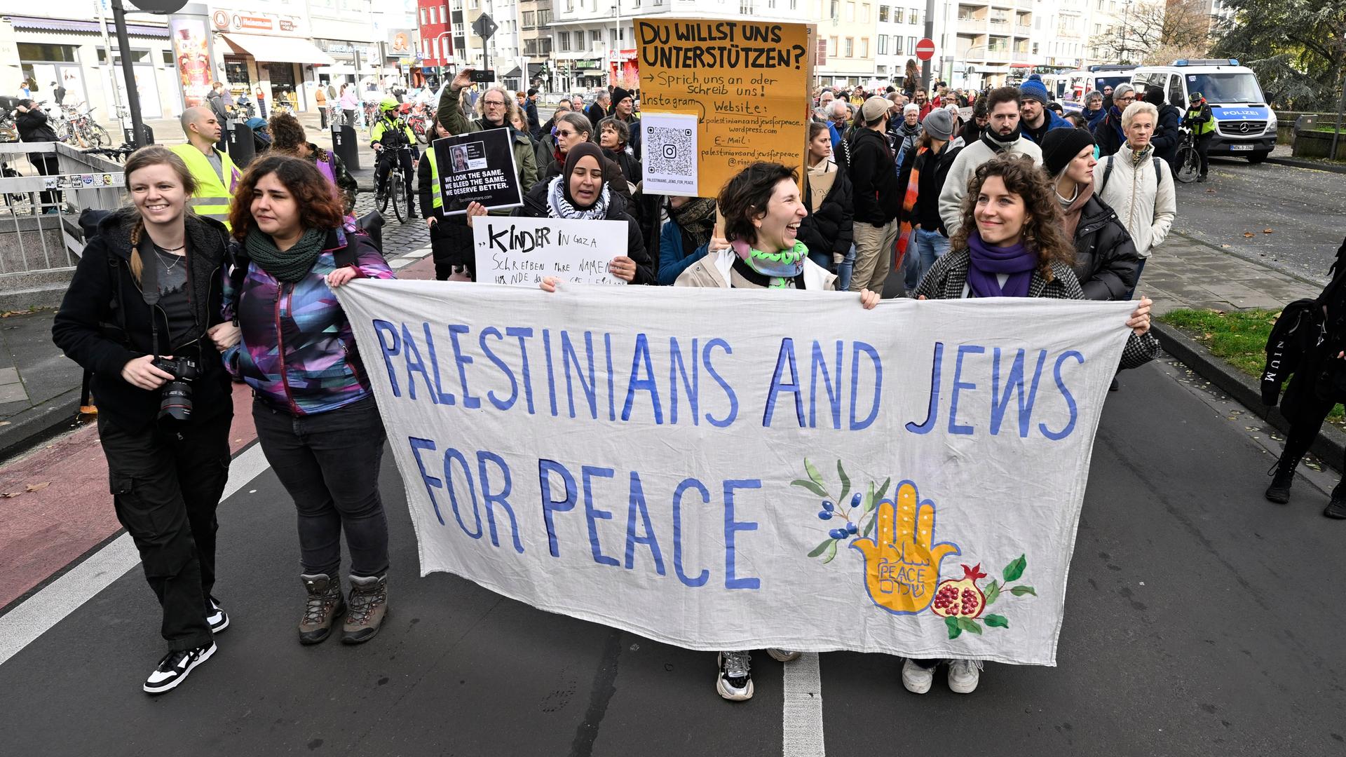 Teilnehmer einer jüdisch-palästinensischen Friedensdemonstration in Köln halten ein Transparent mit der Aufschrift "Palestinians and Jews for Peace". Rund 2.000 Menschen sind laut Polizei zusammengekommen. Teilnehmer einer jüdisch-palästinensischen Friedensdemonstration in Köln halten ein Transparent mit der Aufschrift "Palestinians and Jews for Peace". Rund 2.000 Menschen sind laut Polizei zusammengekommen.