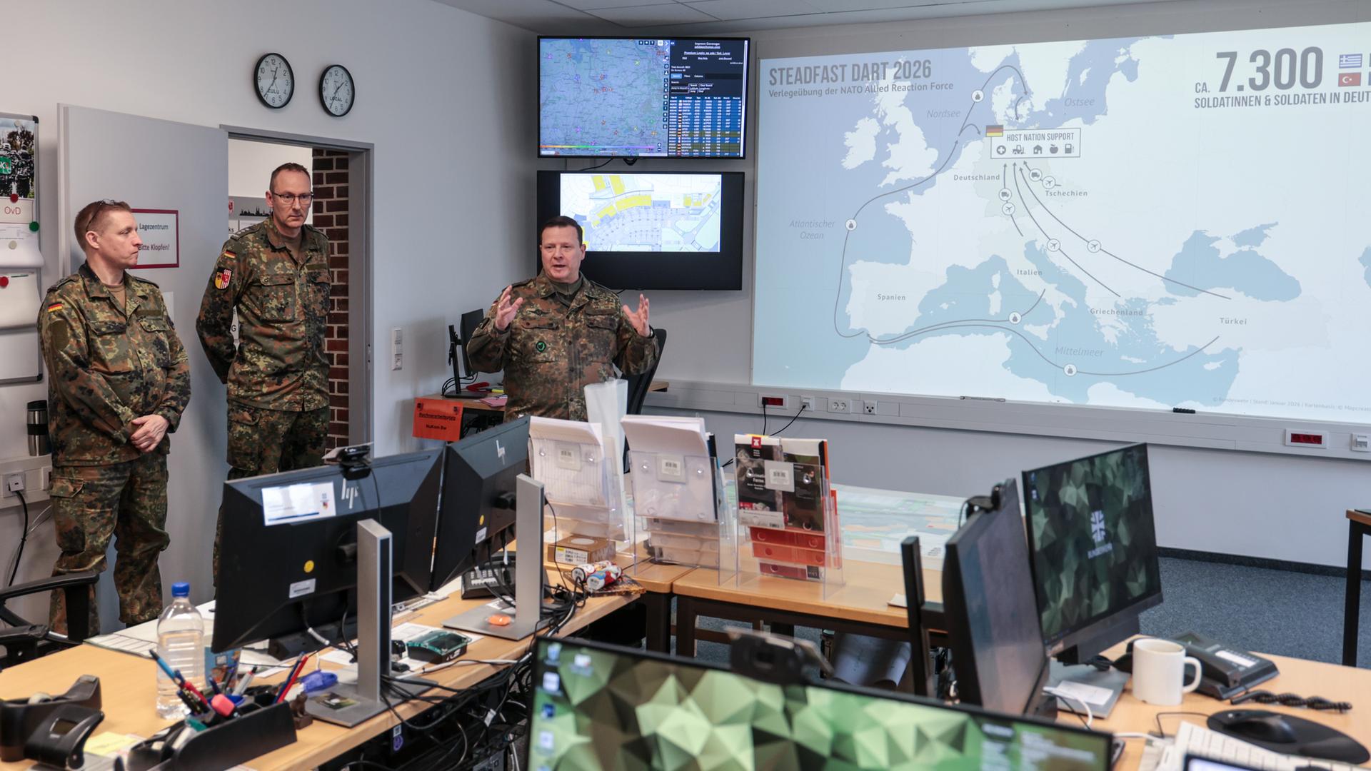 Oberst Thomas Geßner, Kommandeur des Landeskommandos Bremen der Bundeswehr, spricht bei einem Pressetermin zu NATO-Verlegeübung "Steadfast Dart" im Lagezentrum des Standorts. 