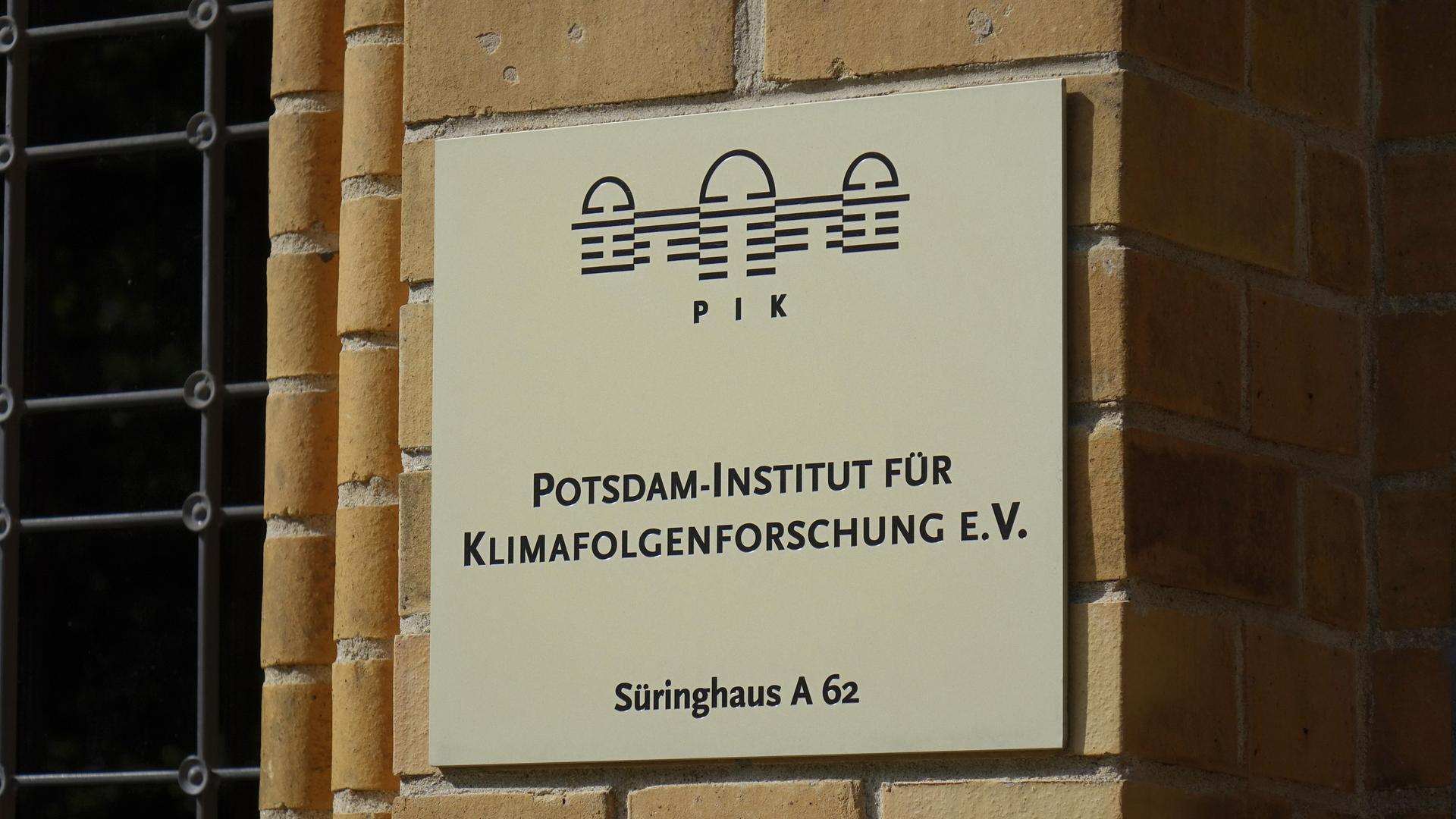 Abgebildet ist ein Schild mit Aufschrift: "Potsdam-Institut für Klimafolgenforschung e.V. Süringhaus A 62".