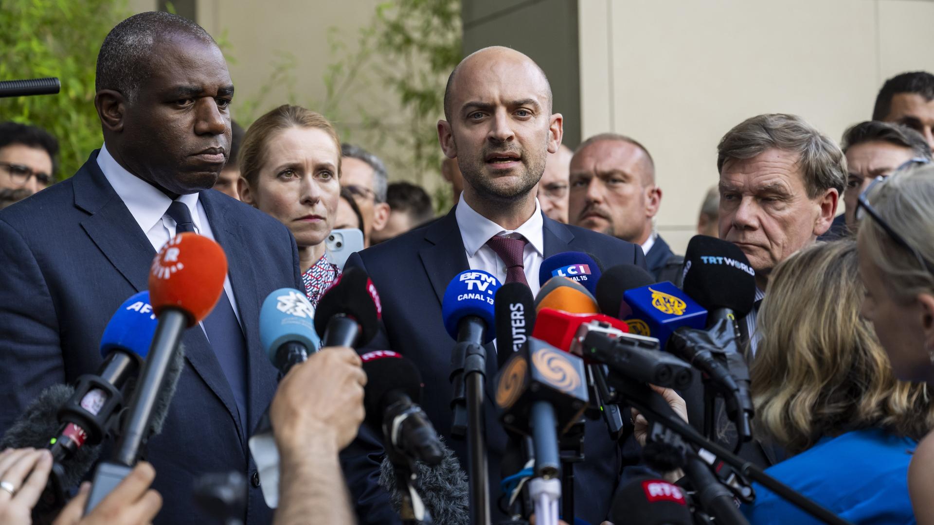 Der britische Außenminister David Lammy, Frankreichs Minister für Europa und Auswärtige Angelegenheiten, Jean-Noel Barrot, und der deutsche Außenminister Johann Wadephul sprechen mit Medienvertretern 