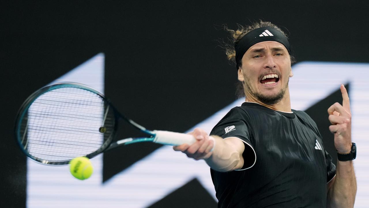 Alexander Zverev schlägt einen Ball.