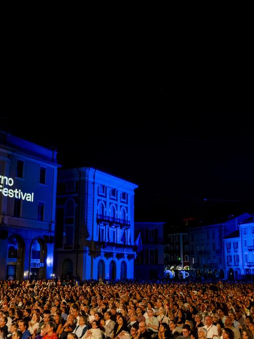 Festivalbesucher warten in Locarno auf der Piazza Grande auf die Vorführung eines Films