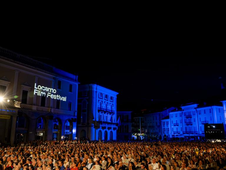 Festivalbesucher warten in Locarno auf der Piazza Grande auf die Vorführung eines Films