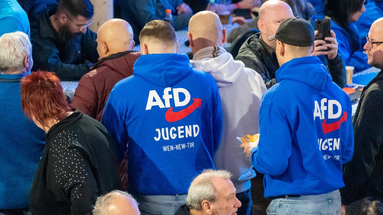 Wahlkampfveranstaltung der AfD (Alternative für Deutschland) in Greding. Junge Männer tragen blaue Kapuzenpullover mit der Aufschrift "AfD Jugend"