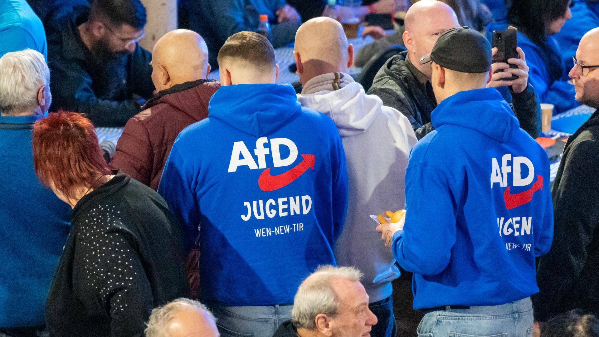 Wahlkampfveranstaltung der AfD (Alternative für Deutschland) in Greding. Junge Männer tragen blaue Kapuzenpullover mit der Aufschrift "AfD Jugend" Wahlkampfveranstaltung der AfD (Alternative für Deutschland) in Greding. Junge Männer tragen blaue Kapuzenpullover mit der Aufschrift "AfD Jugend"