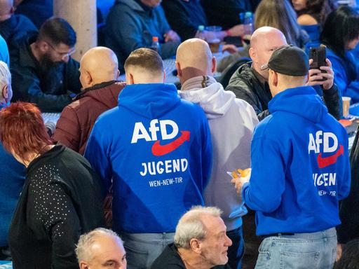 Wahlkampfveranstaltung der AfD (Alternative für Deutschland) in Greding. Junge Männer tragen blaue Kapuzenpullover mit der Aufschrift "AfD Jugend" Wahlkampfveranstaltung der AfD (Alternative für Deutschland) in Greding. Junge Männer tragen blaue Kapuzenpullover mit der Aufschrift "AfD Jugend"