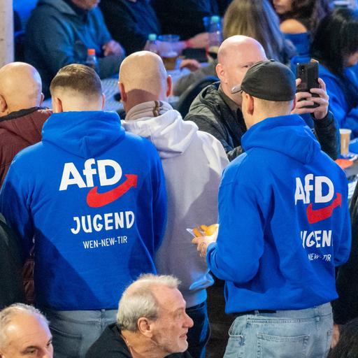 Wahlkampfveranstaltung der AfD (Alternative für Deutschland) in Greding. Junge Männer tragen blaue Kapuzenpullover mit der Aufschrift "AfD Jugend"