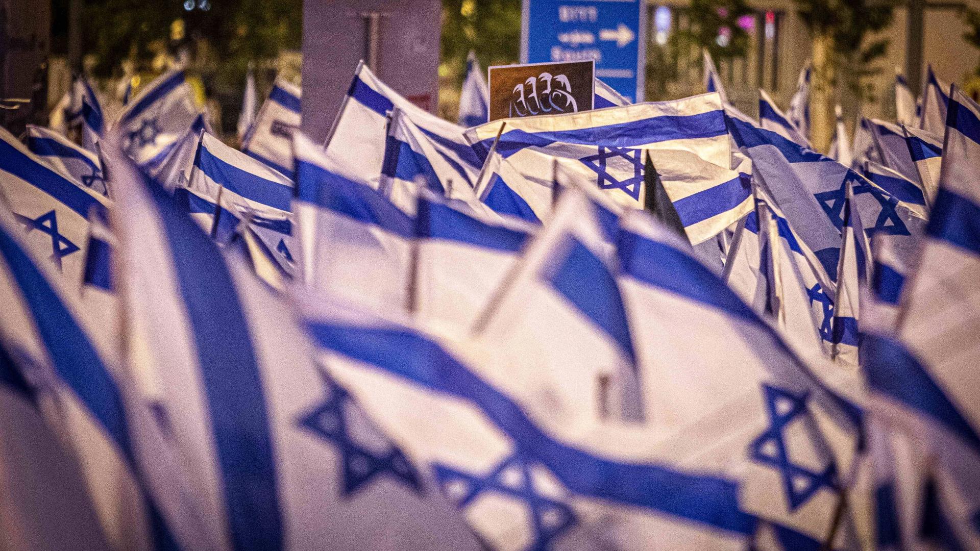 Blick auf ein Meer israelischer Fahnen im Juni 2022, aufgenommen bei Protesten gegen die Justizreform in Tel Aviv.