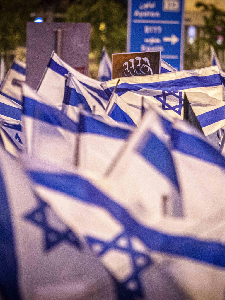 Blick auf ein Meer israelischer Fahnen im Juni 2022, aufgenommen bei Protesten gegen die Justizreform in Tel Aviv.