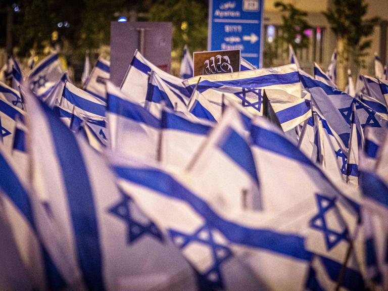 Blick auf ein Meer israelischer Fahnen im Juni 2022, aufgenommen bei Protesten gegen die Justizreform in Tel Aviv.
