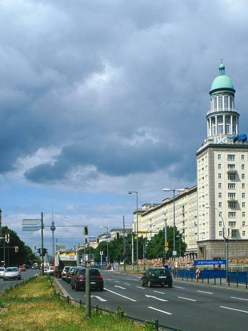 Die einstige Stalinallee in Berlin-Friedrichshain heißt heute Karl-Marx-Allee. Im Vordergrund die Kopfbauten des Architekten Hermann Henselmann am U-Bahnhof Frankfurter Tor