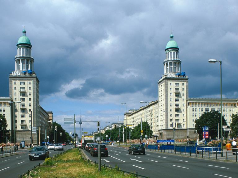 Die einstige Stalinallee in Berlin-Friedrichshain heißt heute Karl-Marx-Allee. Im Vordergrund die Kopfbauten des Architekten Hermann Henselmann am U-Bahnhof Frankfurter Tor