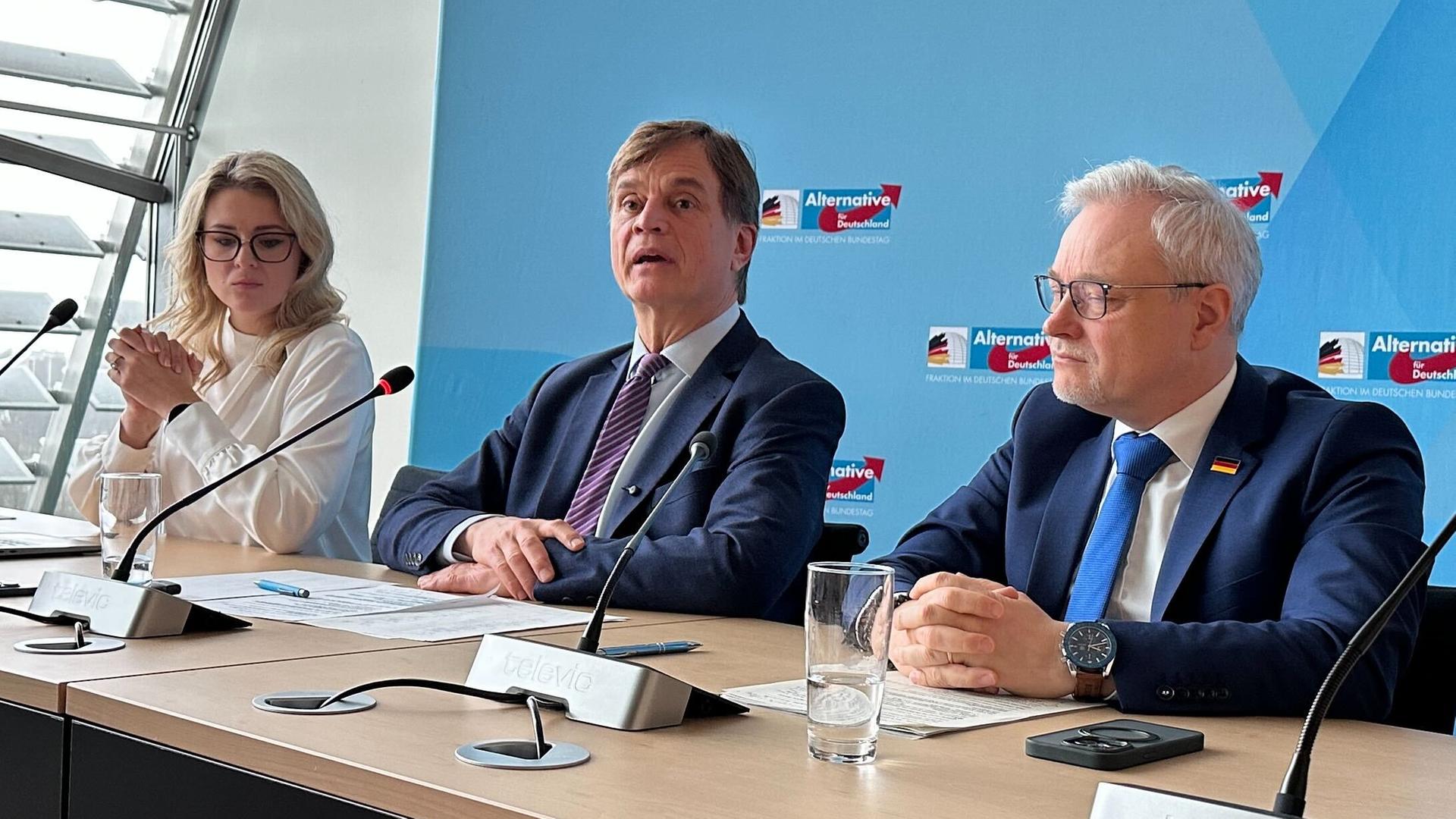 Der Erste Parlamentarische Geschäftsführer der AfD-Bundestagsfraktion, Bernd Baumann (M) nimmt bei einer AfD-Pressekonferenz Stellung zu Vorwürfen der Vetternwirtschaft. Der Erste Parlamentarische Geschäftsführer der AfD-Bundestagsfraktion, Bernd Baumann (M) nimmt bei einer AfD-Pressekonferenz Stellung zu Vorwürfen der Vetternwirtschaft.