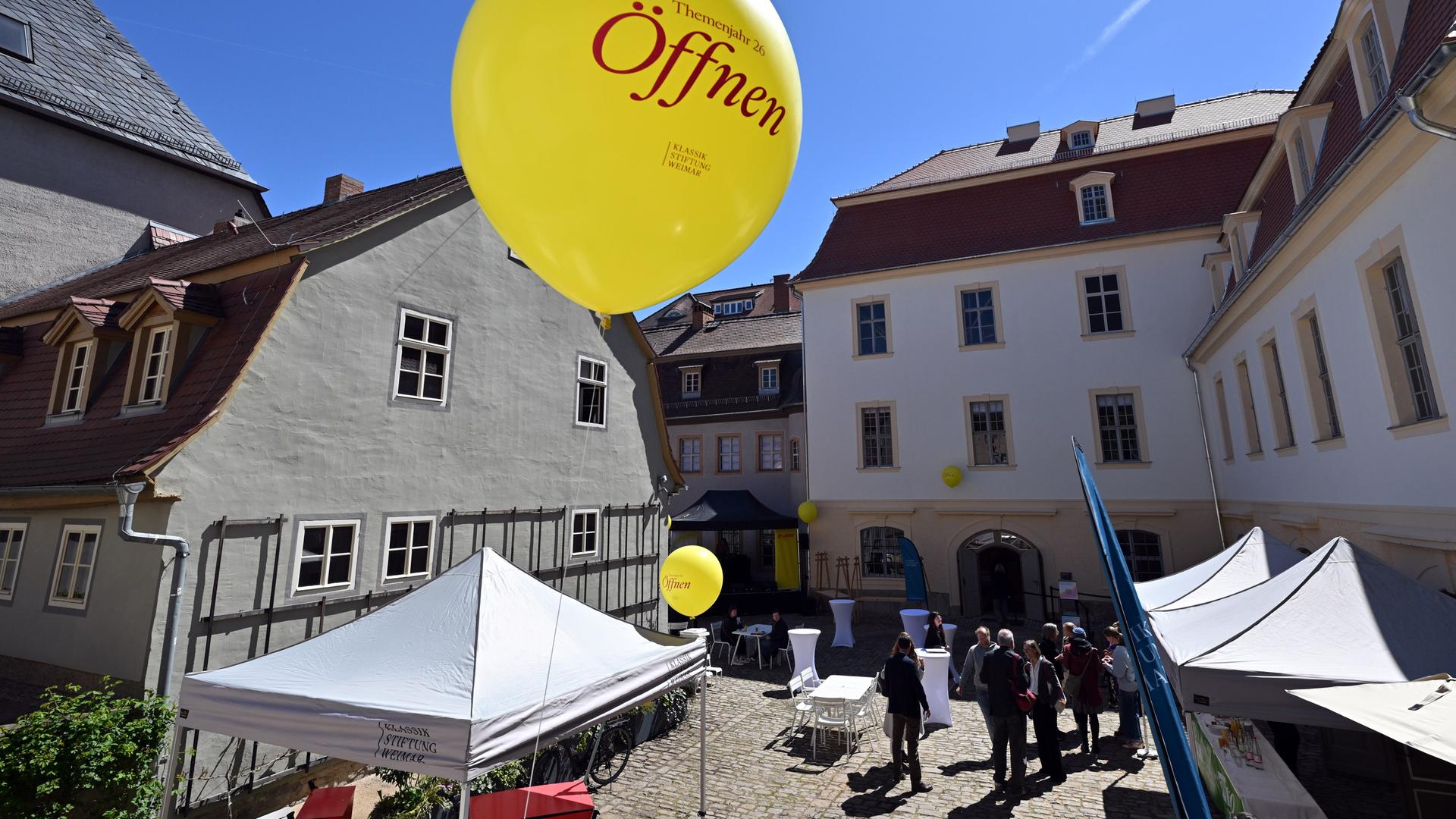 Das Wittumspalais am Tag der Wiedereröffnung. Man sieht einen Ballon mit dem Wort "Öffnen" in der Luft schweben.