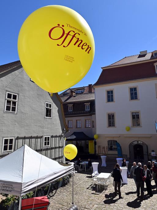 Das Wittumspalais am Tag der Wiedereröffnung. Man sieht einen Ballon mit dem Wort "Öffnen" in der Luft schweben.